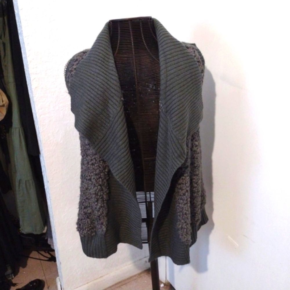 Kensie gray and white sleeveless cardigan